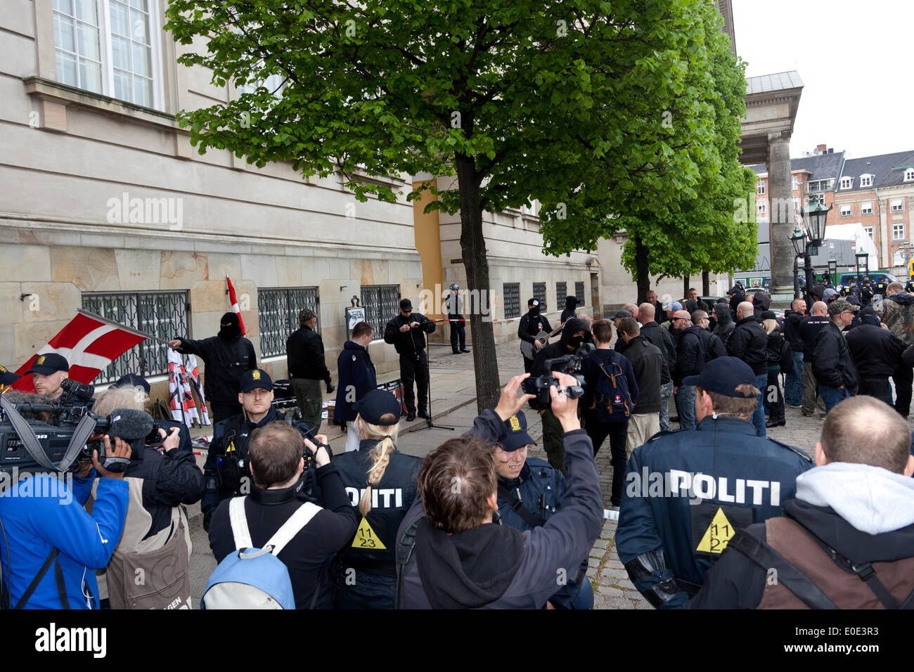 Copenhague, Danemark. 10 mai, 2014. Parti néo-nazi danois du Danemark (Front National, DNF) manifestation devant le Parlement sous le slogan : "Non à l'islamisation" a eu lieu sous forte protection policière et a finalement été interrompue par une contre-manifestation antifasciste. La police a finalement autorisé la place. Cela a eu lieu quelques heures avant la finale du Concours Eurovision de la chanson. Credit : OJPHOTOS/Alamy Live News Banque D'Images