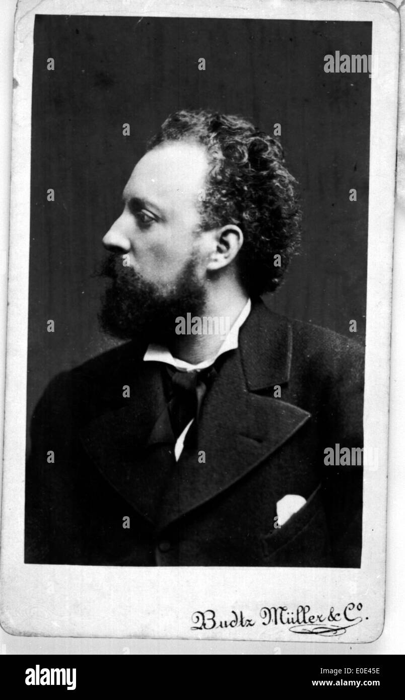 Ceci est un portrait de profil d'un homme, probablement de la fin du XIXe ou du début du XXe siècle. La photographie capture les traits du sujet, y compris une barbe et des boucles distinctives, soulignant une esthétique vintage et historique. Banque D'Images