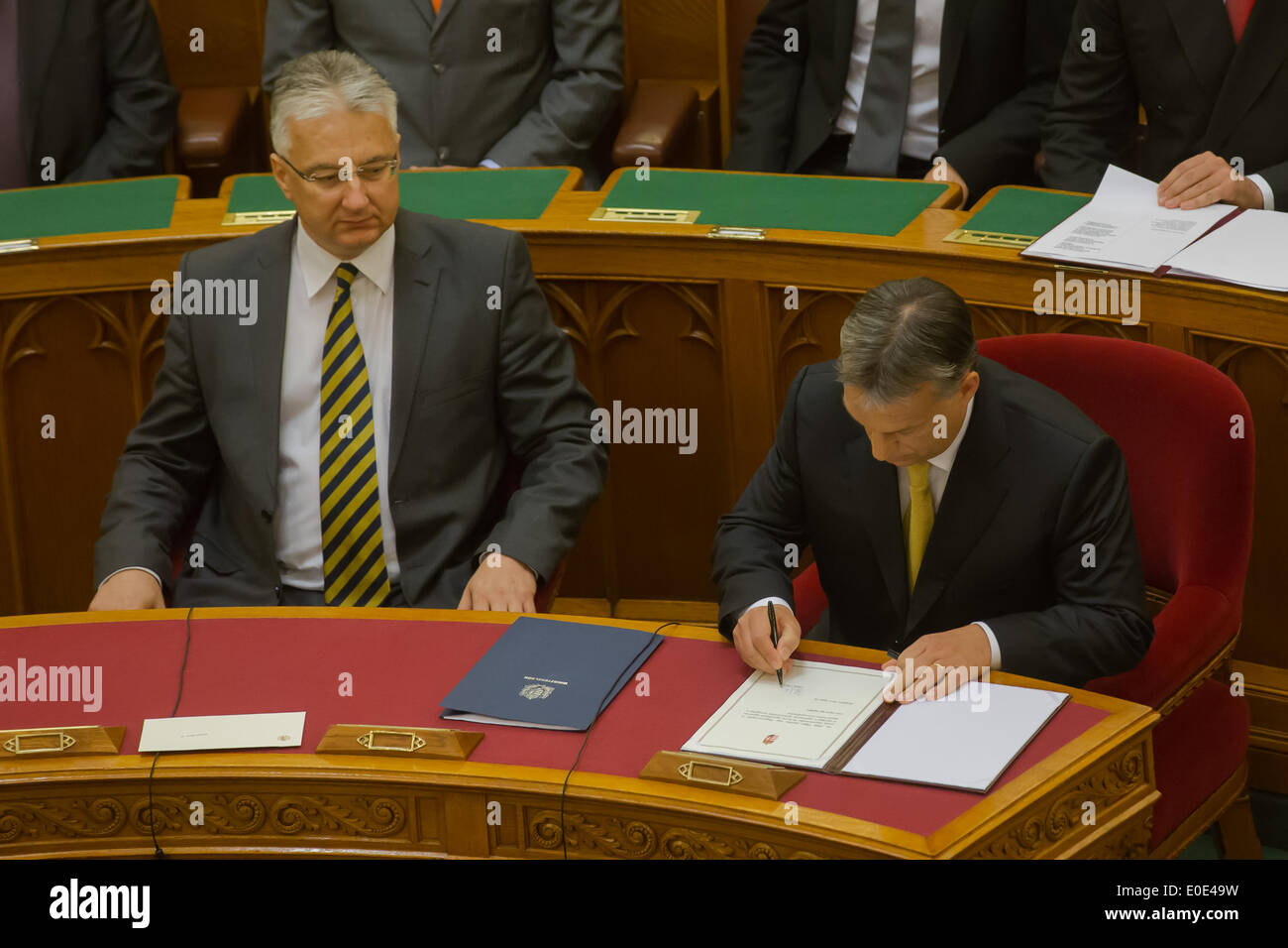 Budapest. 10 mai, 2014. Le nouveau Premier ministre hongrois Viktor Orban (R) signe un document officiel après avoir prêté serment au parlement hongrois à Budapest le 10 mai 2014. Dans une session spéciale du Parlement le samedi, Viktor Orban, dont le parti Fidesz détient 133 coalition des 199 sièges au parlement, a été réélu premier ministre sans surprise en dépit de l'opposition 'non'. © Attila Volgyi/Xinhua/Alamy Live News Banque D'Images