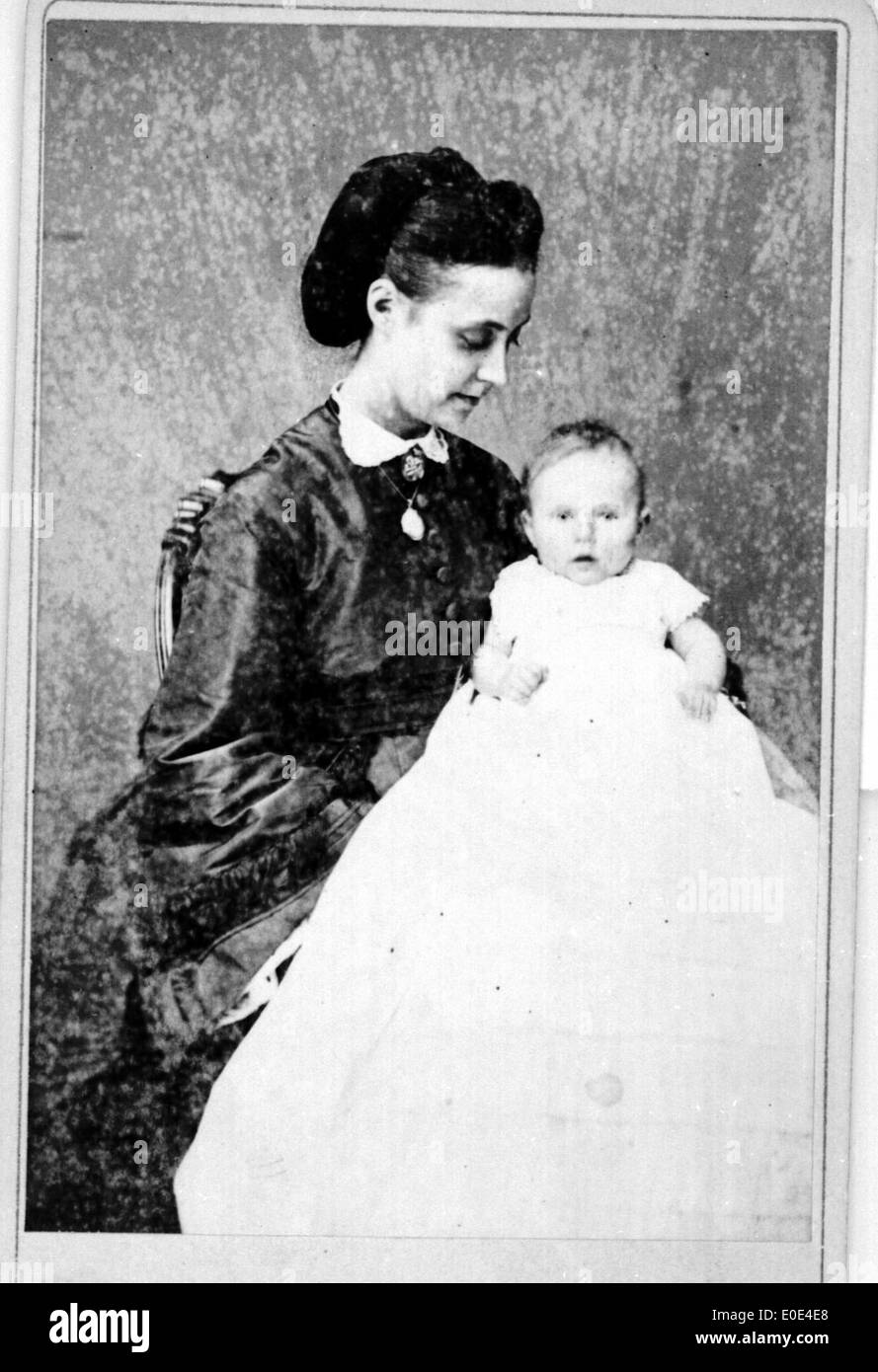 Portrait vintage en noir et blanc d'une femme avec un enfant, placé contre divers endroits comme New York et Washington. La photo capture un moment historique dans un cadre familial personnel. Banque D'Images