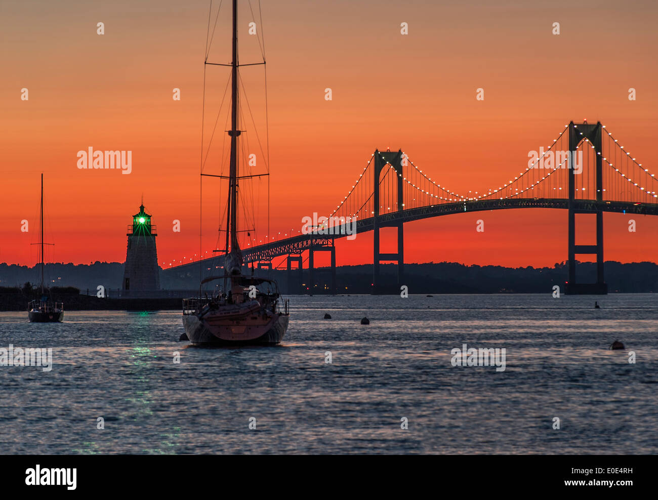 Goat Island Lighthouse et la Jamestown ou Pell Bridge au coucher du soleil, Newport, Rhode Island Banque D'Images