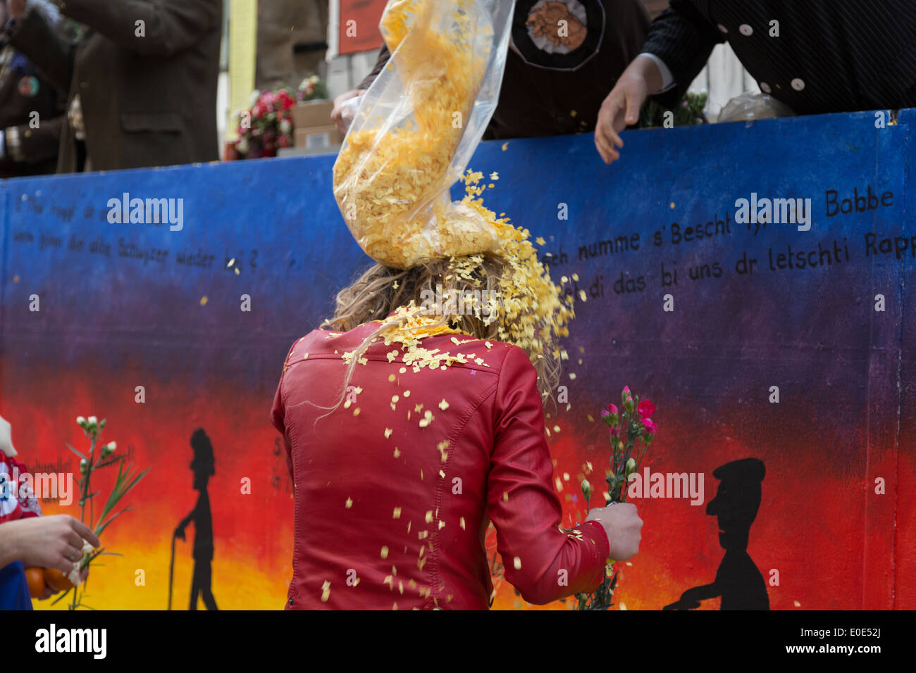 Une photographie d'une jeune femme, ou la femme, se couvrir de confettis à un carnaval. Banque D'Images Une photographie d'une jeune femme, ou la femme, se couvrir de confettis à un carnaval. Banque D'Images