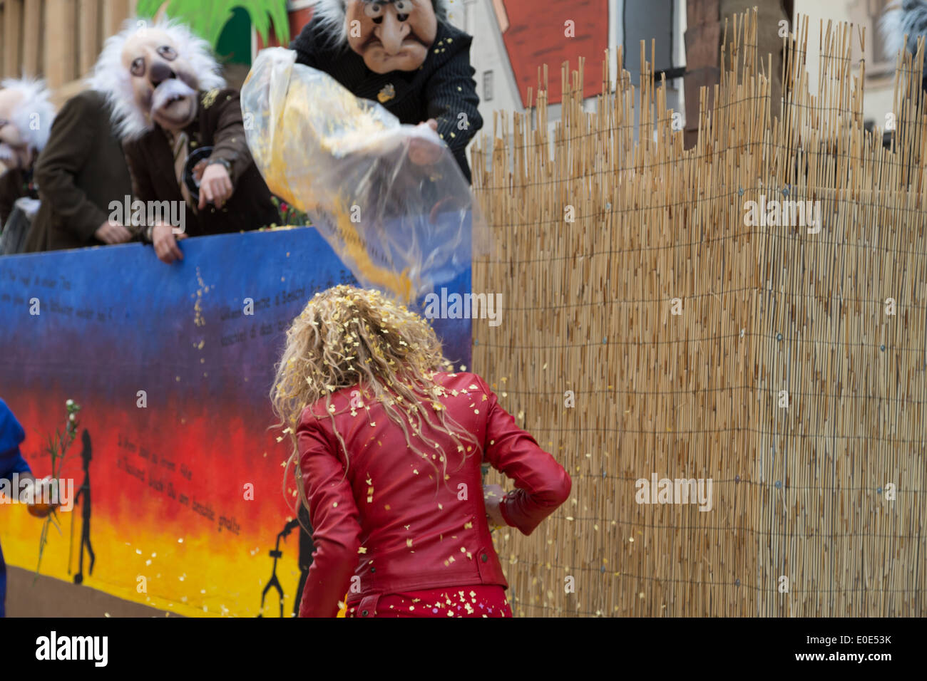 Une photographie d'une jeune femme, ou la femme, se couvrir de confettis à un carnaval. Banque D'Images Une photographie d'une jeune femme, ou la femme, se couvrir de confettis à un carnaval. Banque D'Images