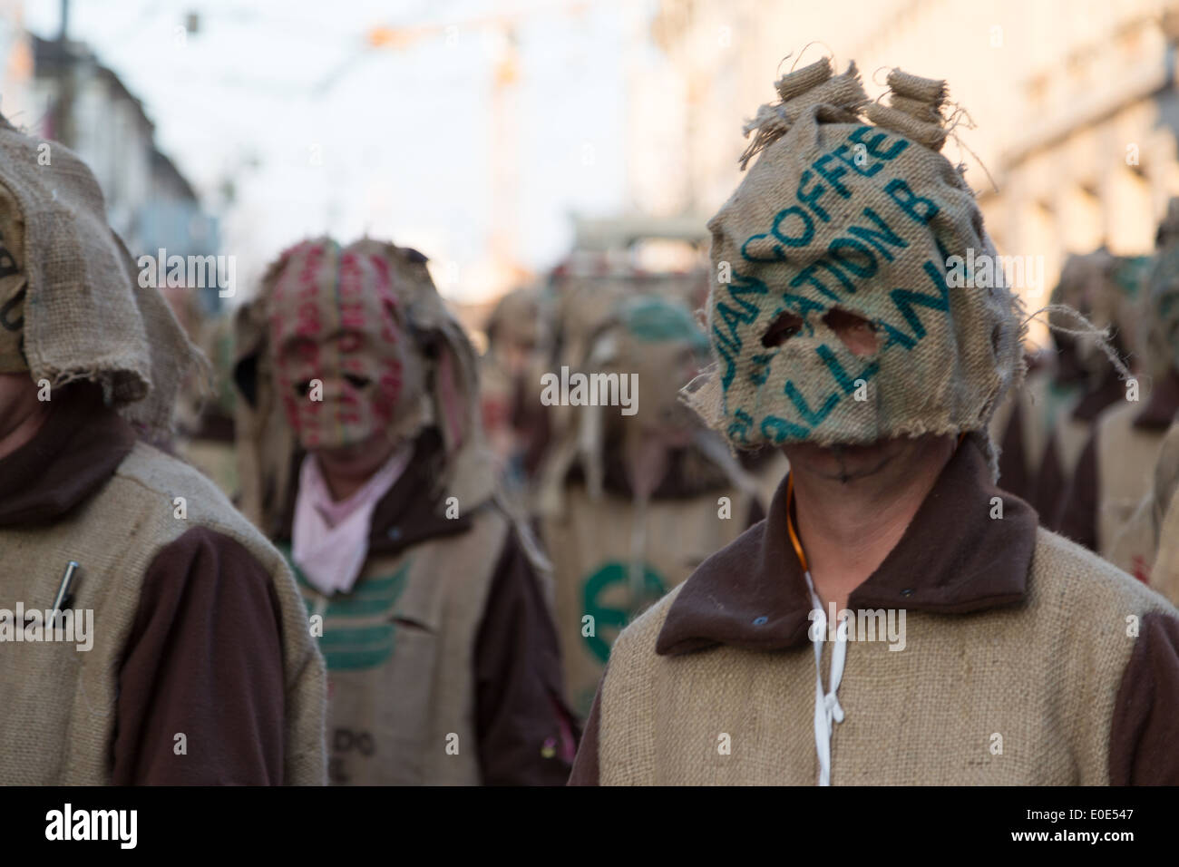 Une photographie de certains participants défilent habillés avec des sacs de jute couvrant leurs visages à un carnaval en Europe. Banque D'Images