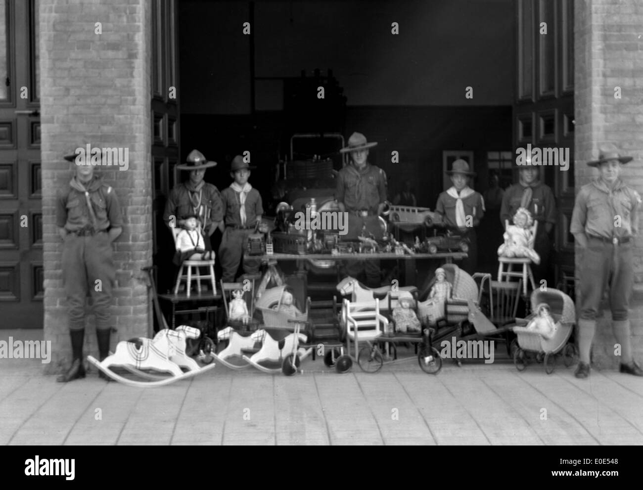 Une photographie historique des Boy Scouts du chef Hardy, capturant un moment de leur activité en Alberta, au Canada. L’image souligne l’engagement communautaire et le leadership des Boy Scouts. Banque D'Images