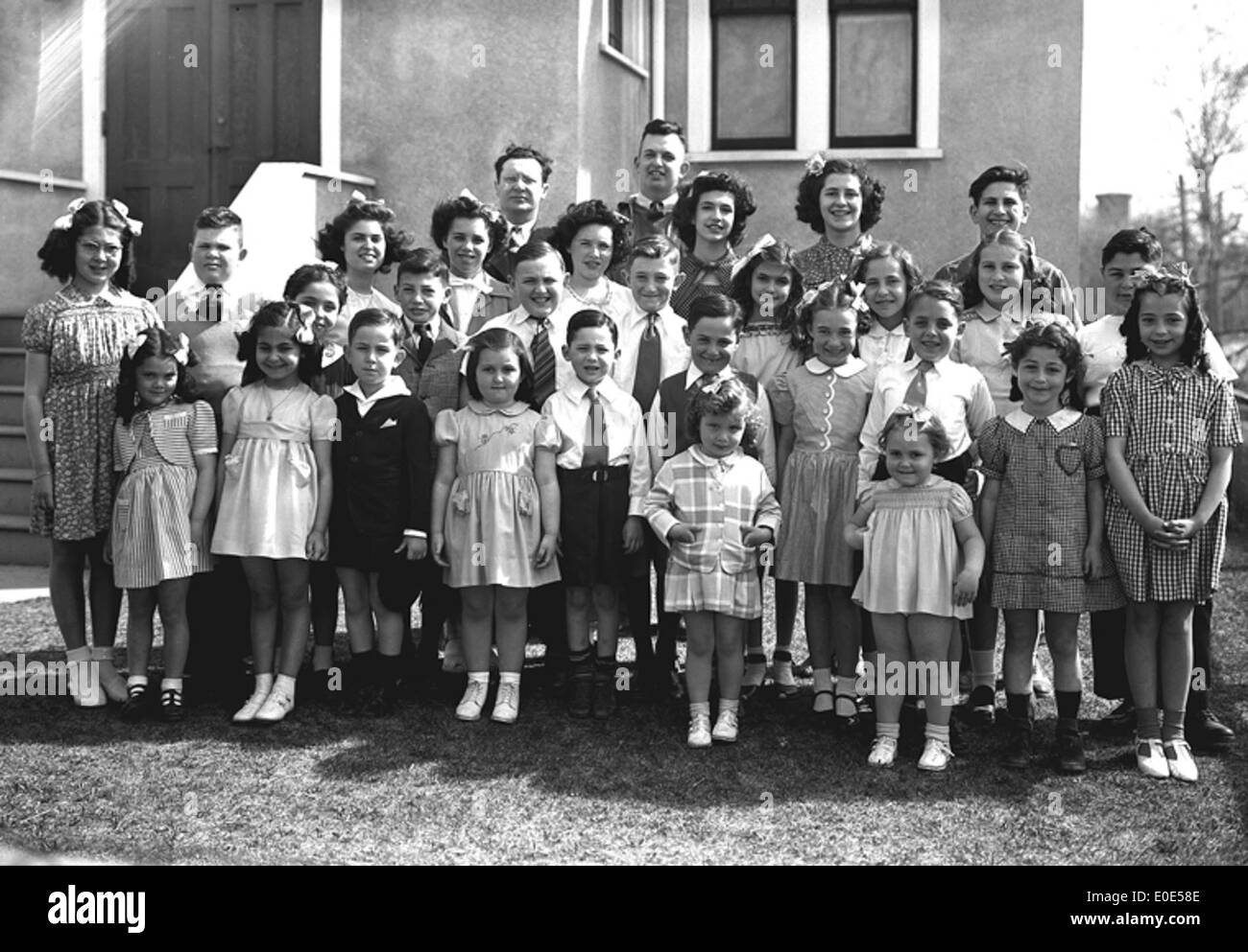 Cette image représente l'école religieuse de la synagogue Beth Israel, probablement en Alberta, reflétant l'importance de la foi et de l'éducation dans les communautés juives du début du XXe siècle en Amérique du Nord. Banque D'Images