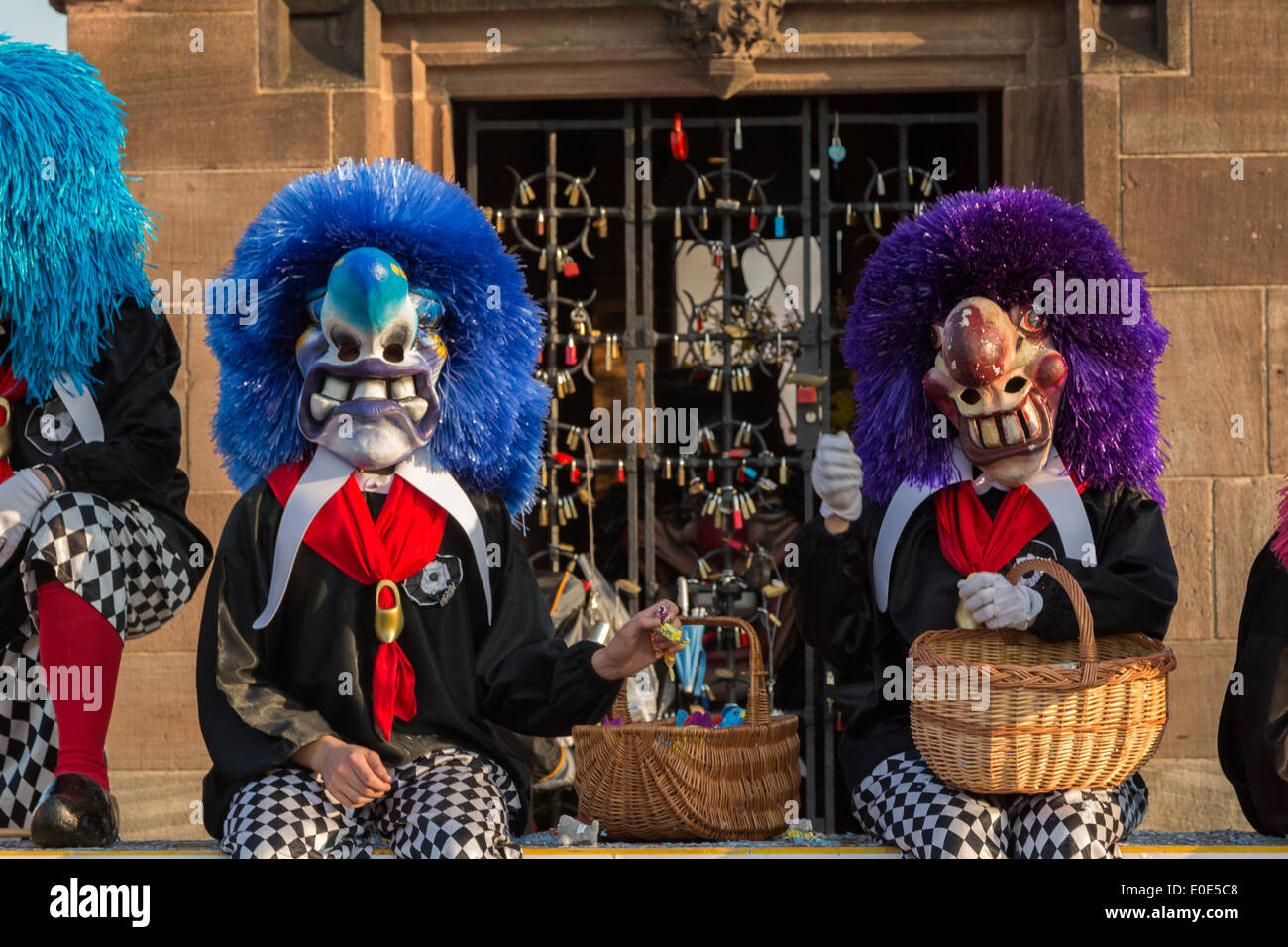 Une photographie de certains masques colorés et de costumes à Carnaval  (Carnival). Celle-ci est connue comme une Waggi Photo Stock - Alamy