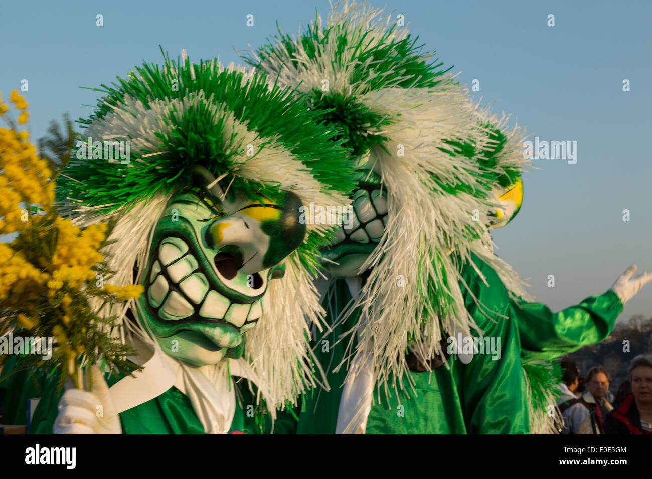 Une photographie de certains masques colorés et de costumes à Carnaval (Carnival). Celle-ci est connue comme une Waggi. Banque D'Images