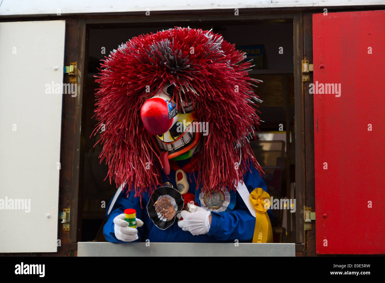 Une photographie d'un masque et costume coloré au Carnaval (Carnival). Celle-ci est connue comme une Waggi. Banque D'Images