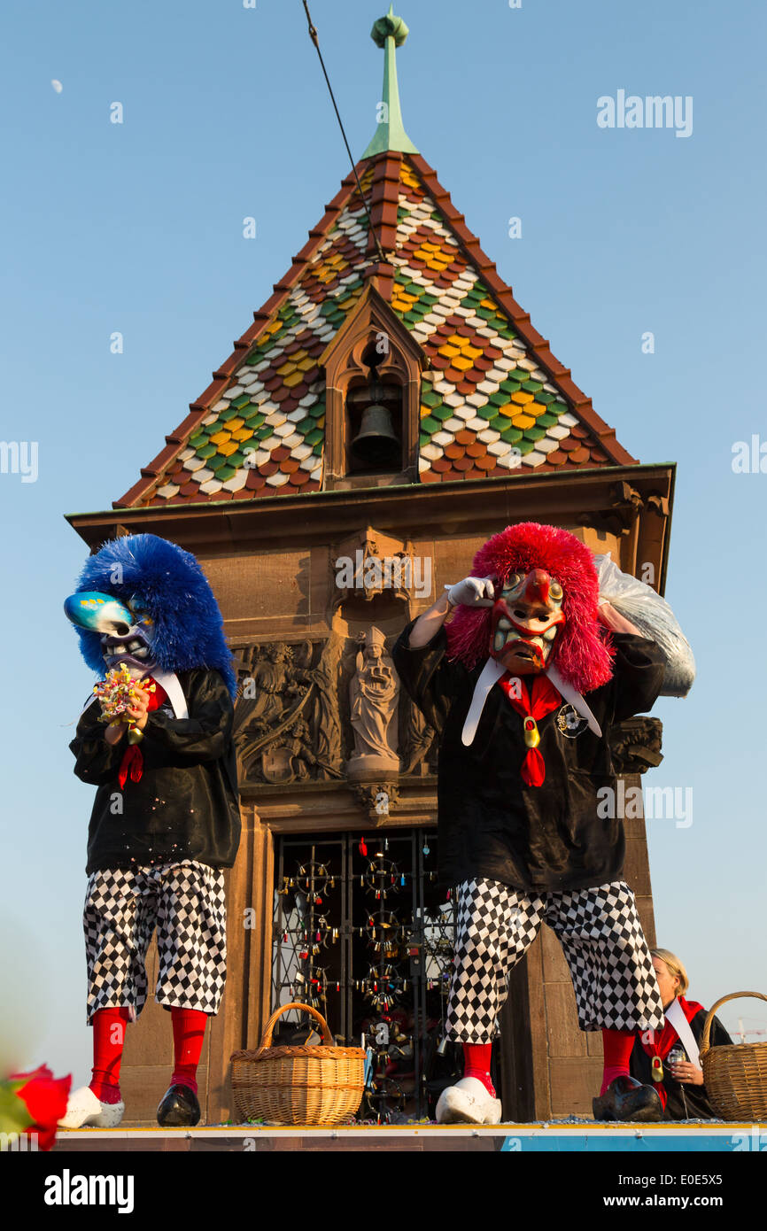 Une photographie de personnes portant des costumes à Baseler Fasnacht (carnaval). Ces costumes sont connus comme Waggis. Banque D'Images
