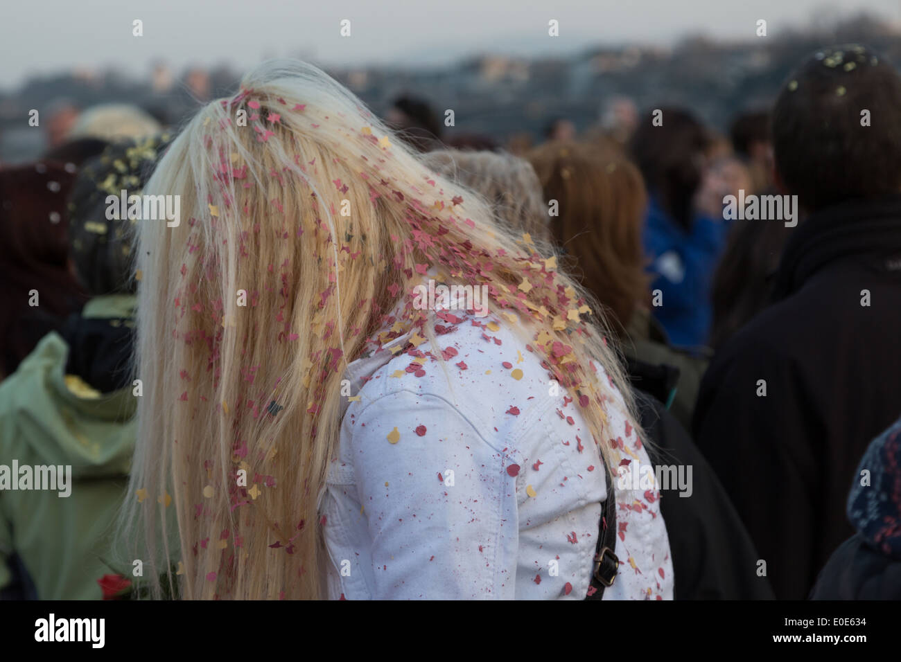 Une photographie d'une jeune femme, ou la femme, se couvrir de confettis à un carnaval. Banque D'Images Une photographie d'une jeune femme, ou la femme, se couvrir de confettis à un carnaval. Banque D'Images