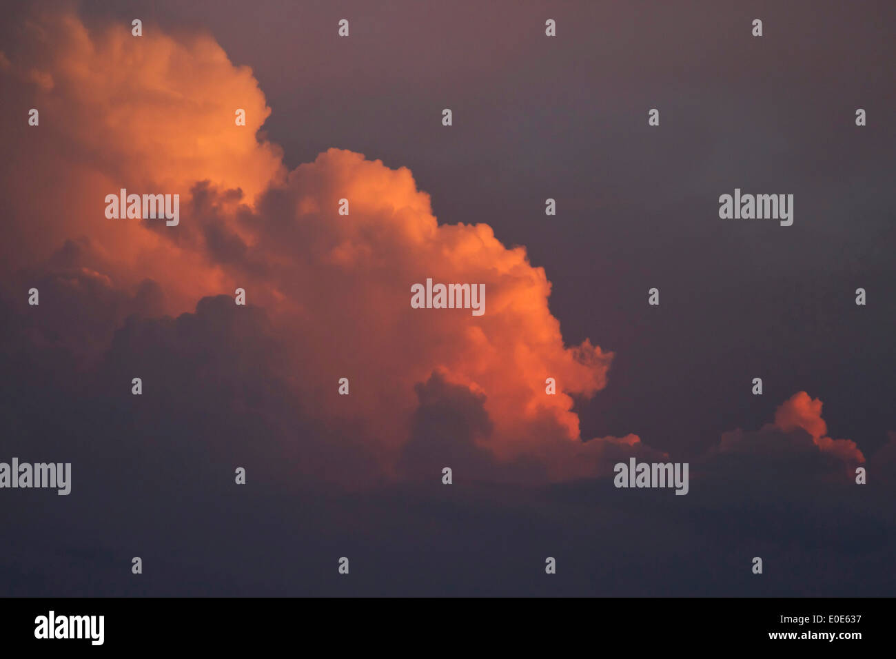 Orange et violet couleur Cumulus nuages de tempête d'été sinistrement s'accumuler dans l'atmosphère Banque D'Images