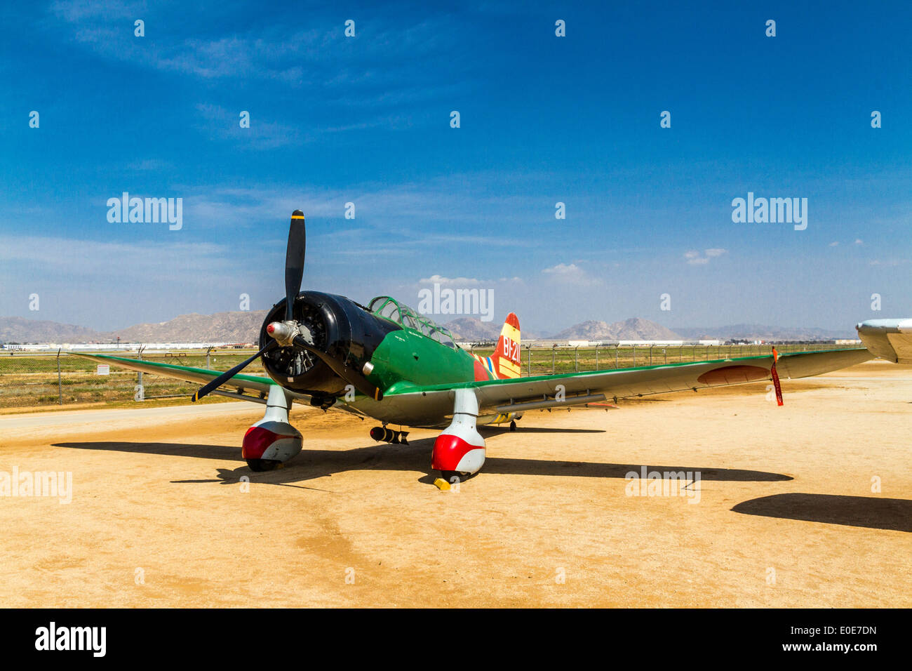 Un Vultee BT-13d'un Japonais D-3 VAL Replica au Champ de Mars Le Musée de l'air à Riverside en Californie Banque D'Images