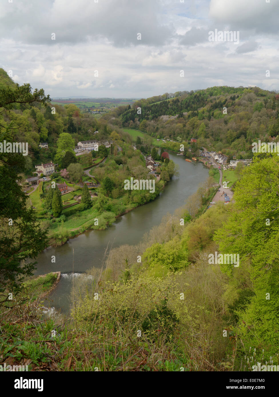 Vue sur la rivière Wye de Symonds Yat, Gloucestershire, Angleterre. Banque D'Images