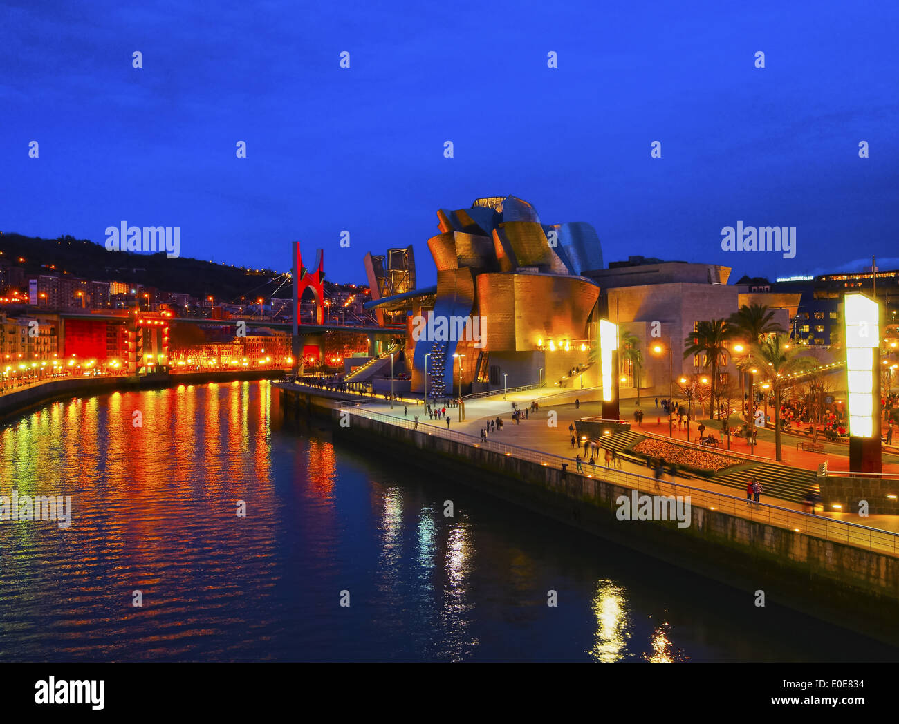 Vue de nuit du musée Guggenheim de Bilbao, en Biscaye, Pays Basque, Espagne Banque D'Images