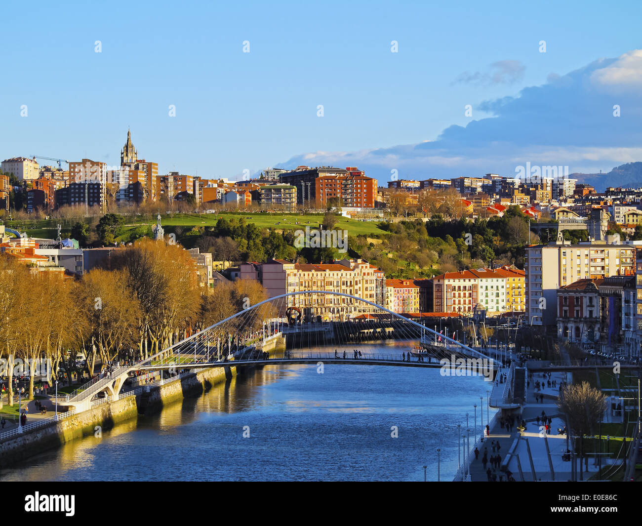 Paysage urbain de Bilbao et de la rivière Nervion, Gascogne, Pays Basque, Espagne Banque D'Images