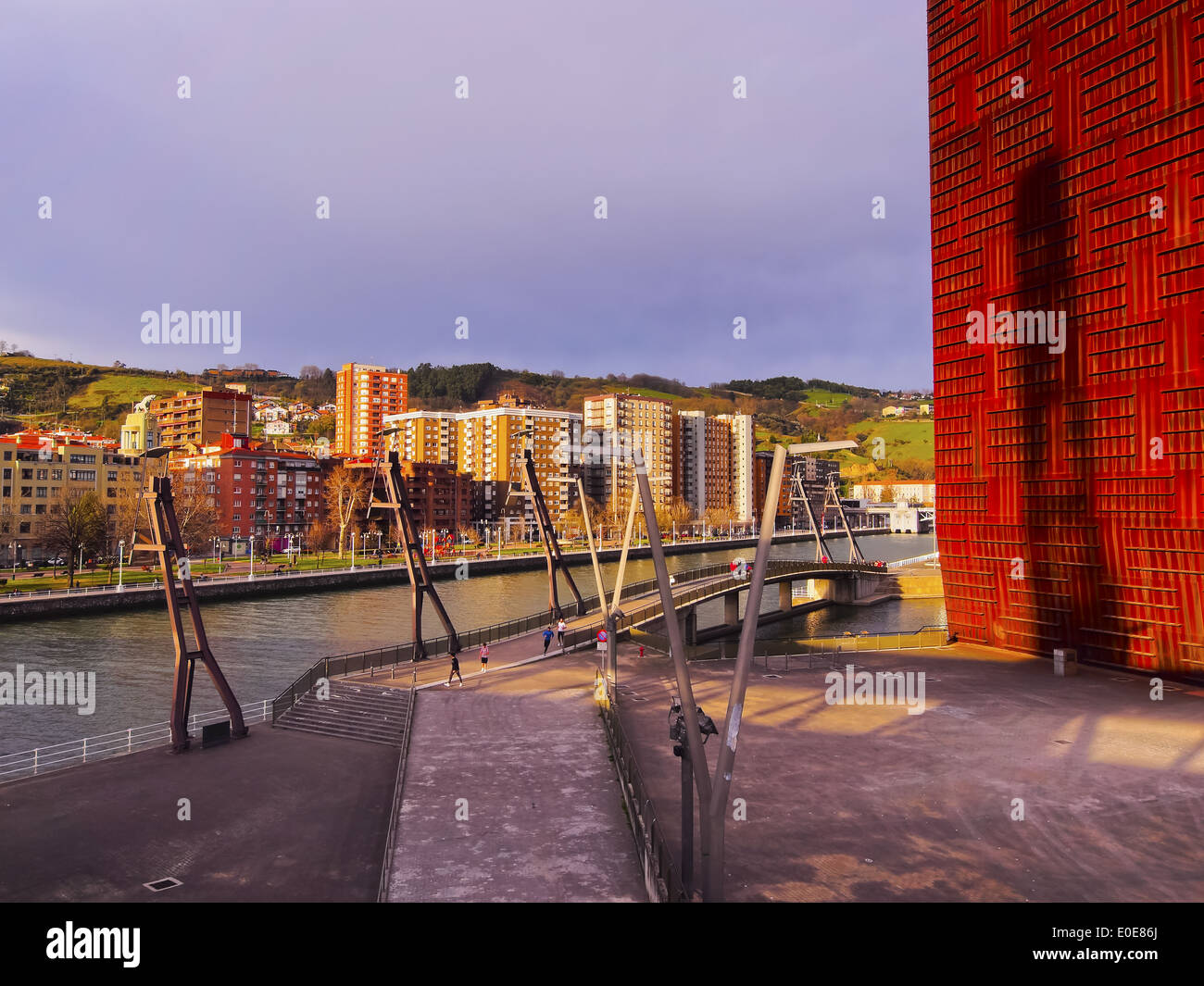 Paysage urbain de Bilbao et de la rivière Nervion, Gascogne, Pays Basque, Espagne Banque D'Images