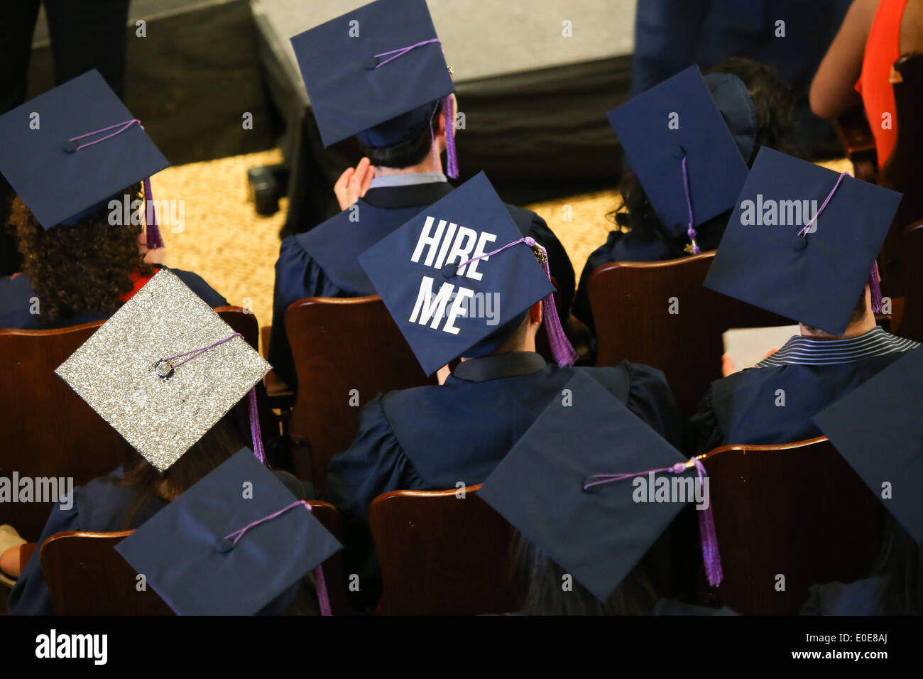 Syracuse, New York, USA. 10 mai, 2014. Un étudiant de l'École d'architecture de l'Université Syracuse porte les mots "Engagez-moi" sur sa graduation cap au cours de la cérémonie d'ouverture de l'École d'architecture à l'Université de Syracuse à Syracuse, New York. Credit : Nicolaus Czarnecki/ZUMAPRESS.com/Alamy Live News Banque D'Images