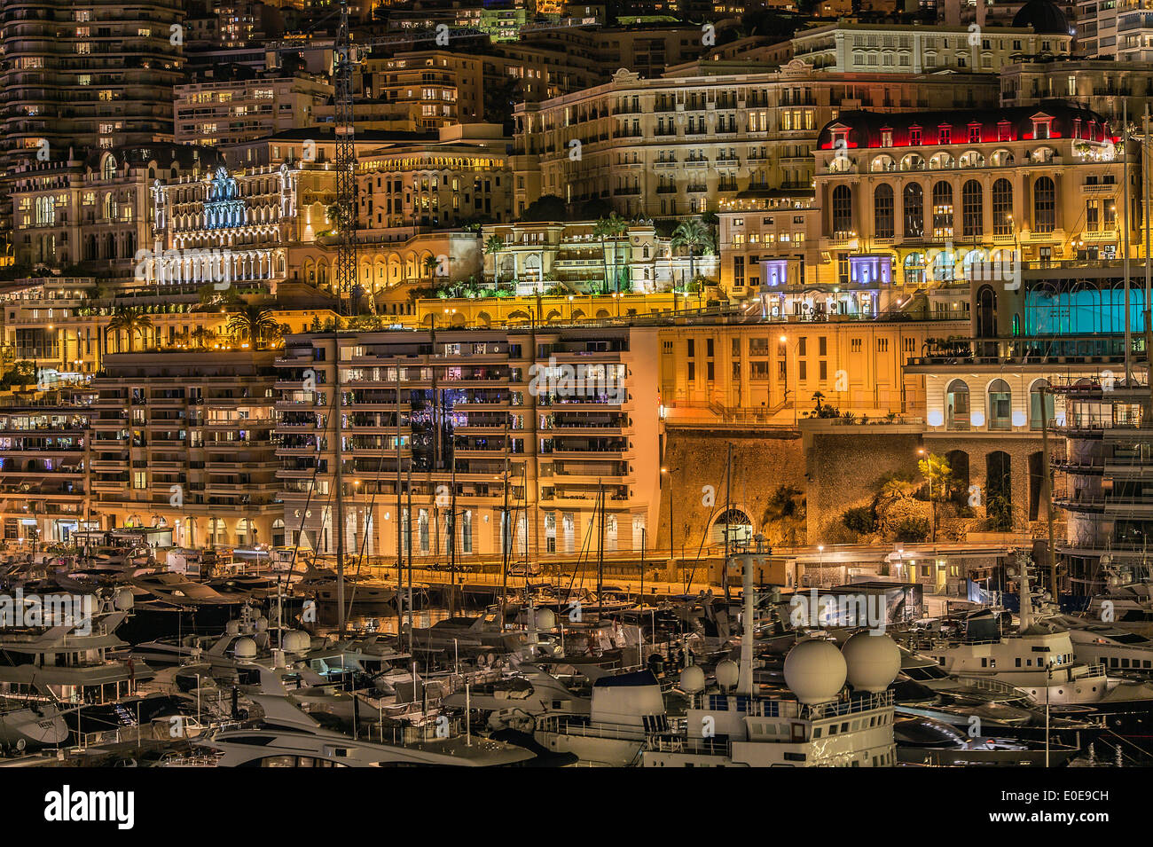 Le centre-ville de aparments et marina yachts dans la nuit, Monte Carlo, Monaco Banque D'Images