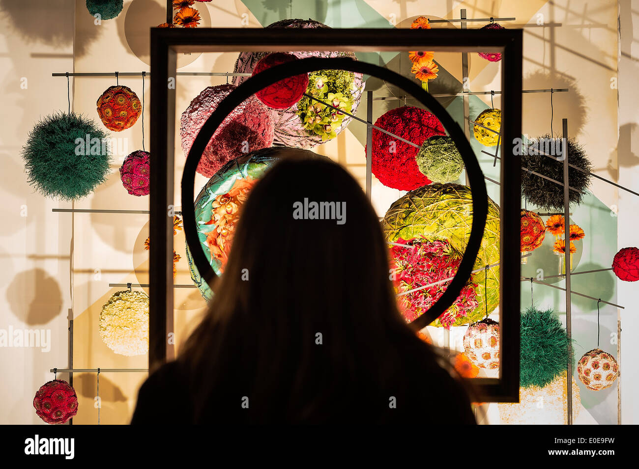 Femme fleur admire l'art à une galerie. Banque D'Images