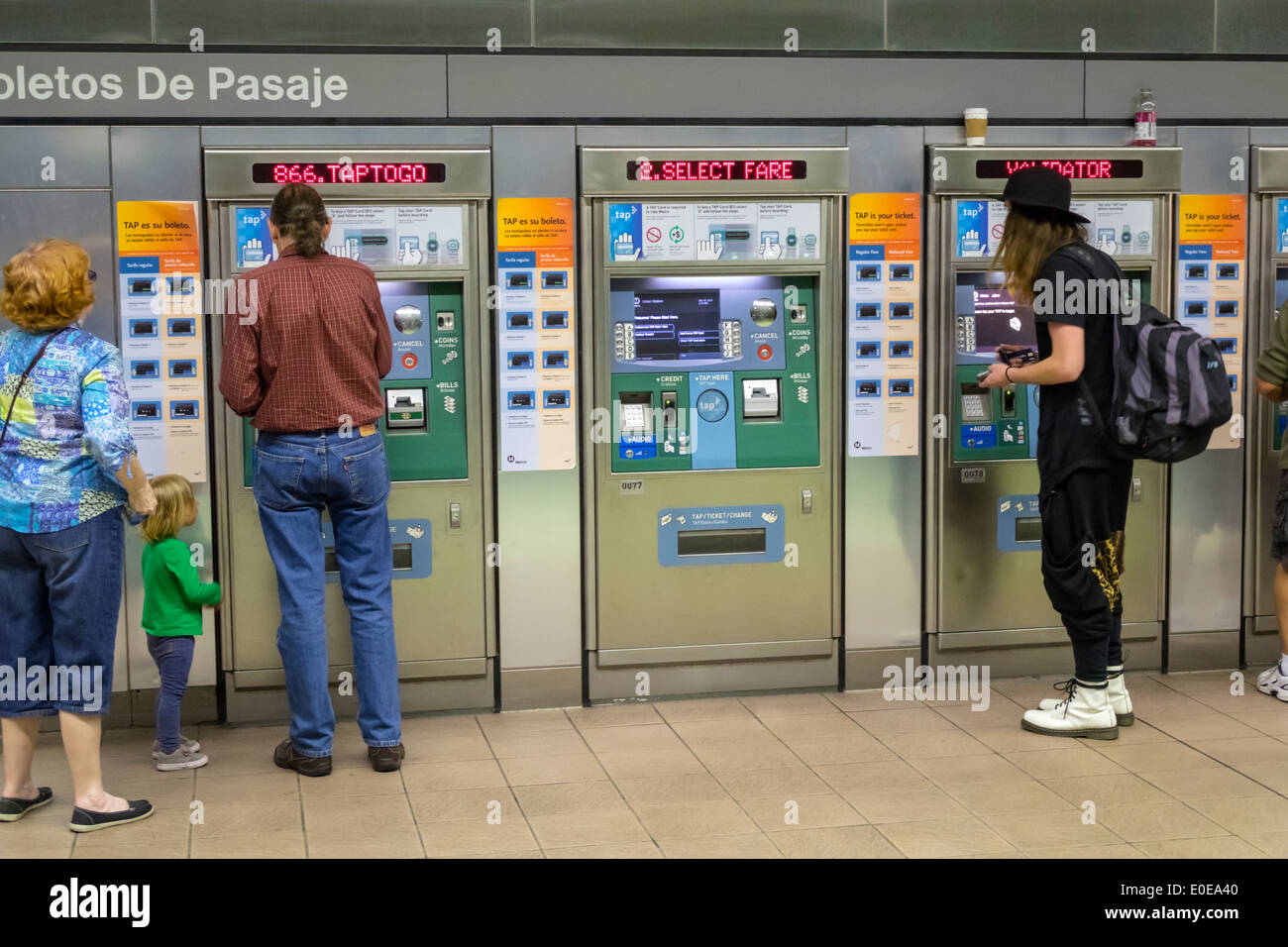 Los Angeles California,LA County Metro Rail,réseau ferroviaire urbain,transport en commun,Union Station,ticket,machine,tarif,transaction payer payer achète Buys,femme Banque D'Images