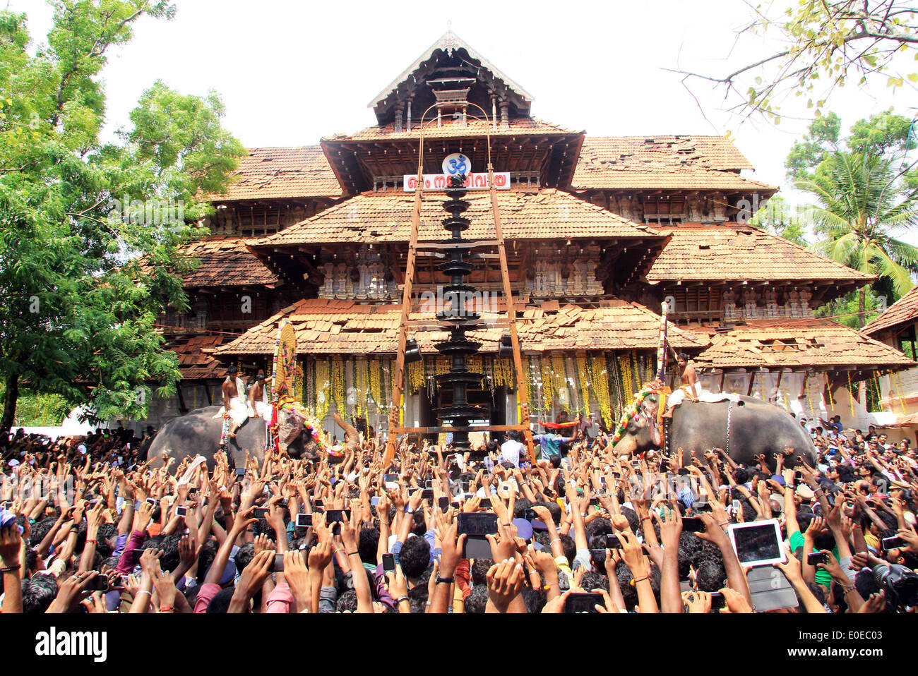 Thrissur, Inde. 10 mai, 2014. Des milliers de fidèles se rassemblent pour regarder la cérémonie d'adieu des deux déesse dans le cadre de Thrissur Pooram festival à Thrissur, Kerala, Inde, le 10 mai 2014. Credit : Stringer/Xinhua/Alamy Live News Banque D'Images