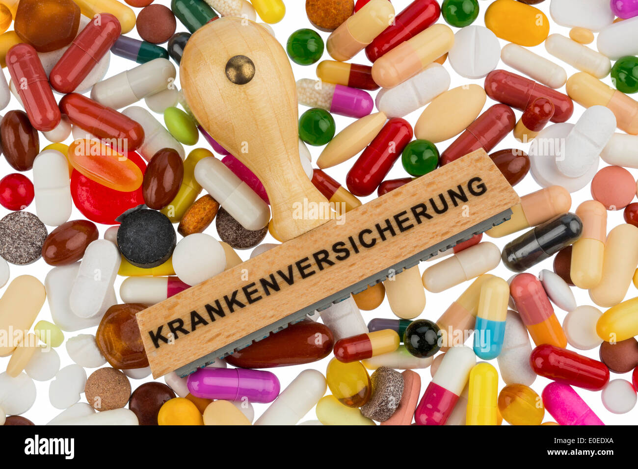 Sur les timbres, les comprimés de couleur photo symbolique pour les coûts de la santé, l'assurance maladie et l'allocation financière, Stempel auf bunten Tablett Banque D'Images