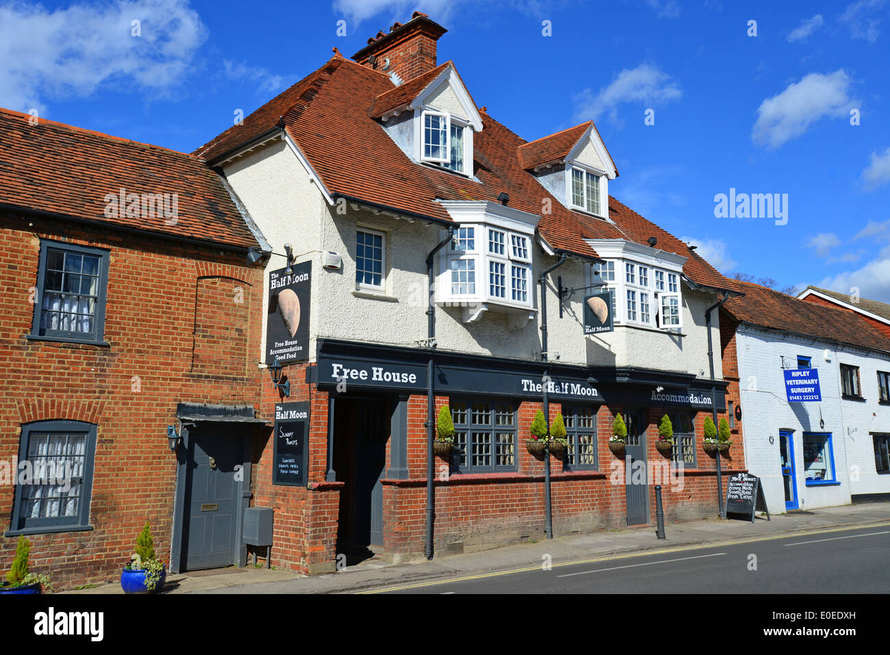 Le Half Moon Pub, High Street, Ripley, Surrey, Angleterre, Royaume-Uni Banque D'Images