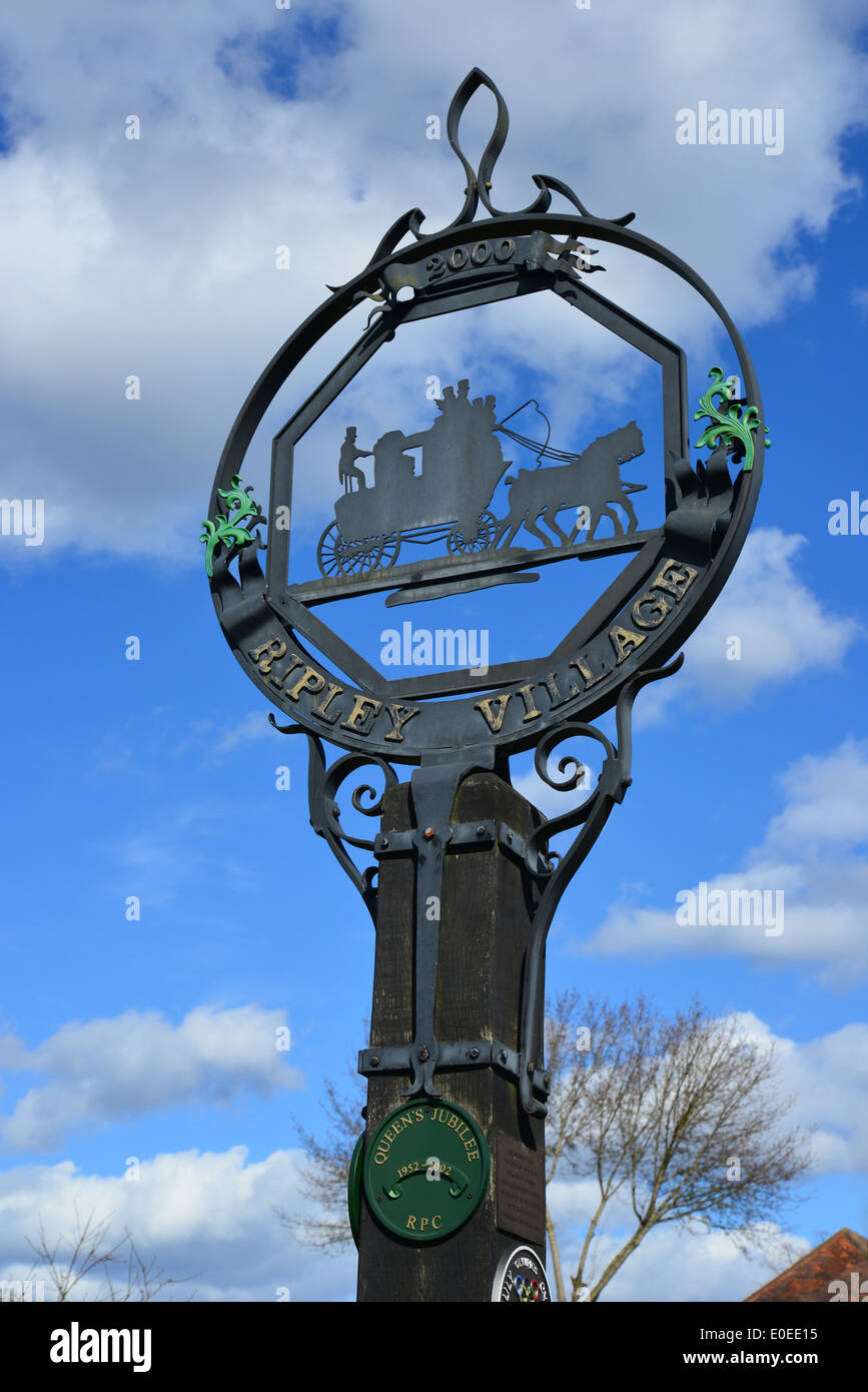 Panneau du Village, High Street, Ripley, Surrey, Angleterre, Royaume-Uni Banque D'Images