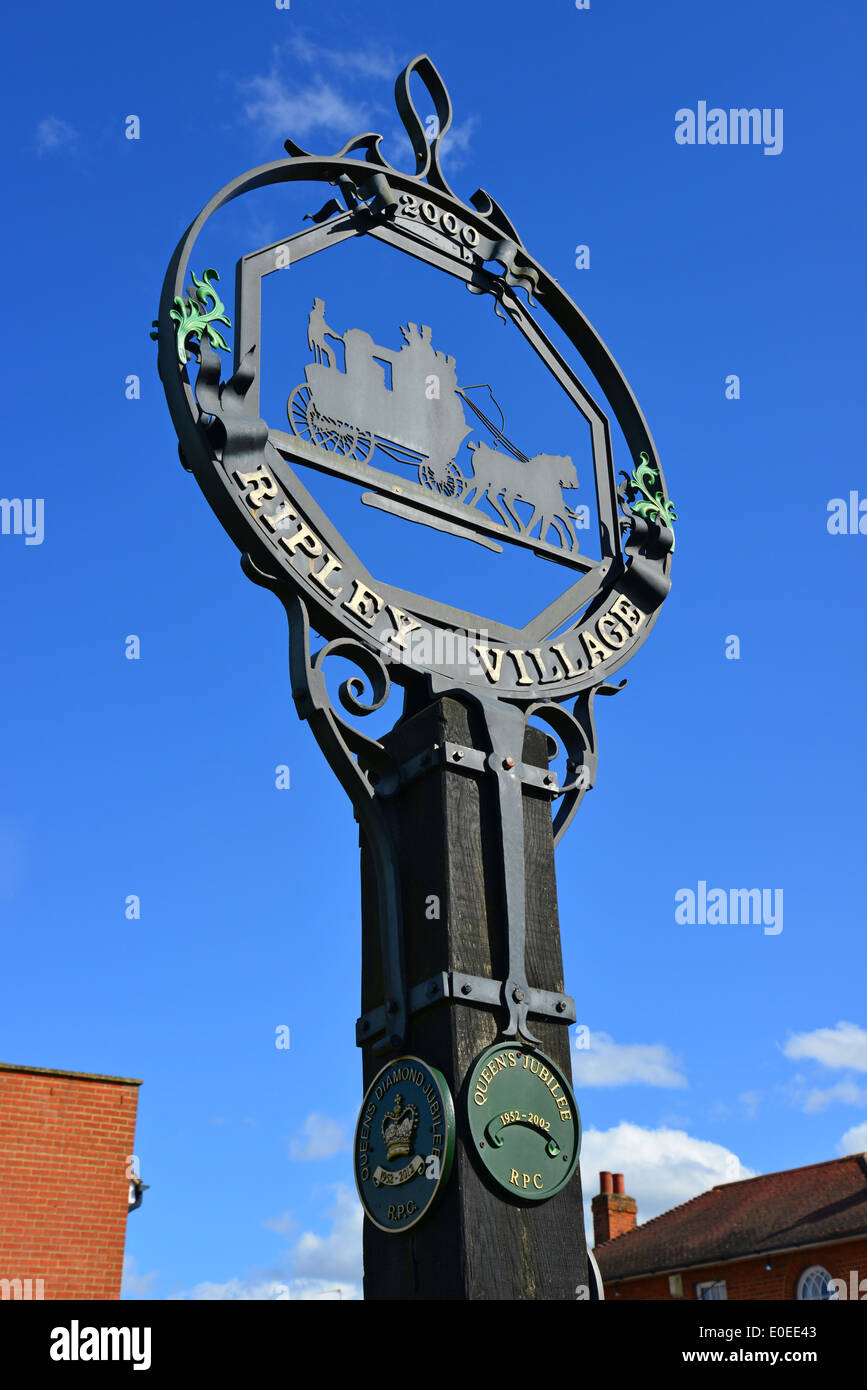 Panneau du Village, High Street, Ripley, Surrey, Angleterre, Royaume-Uni Banque D'Images