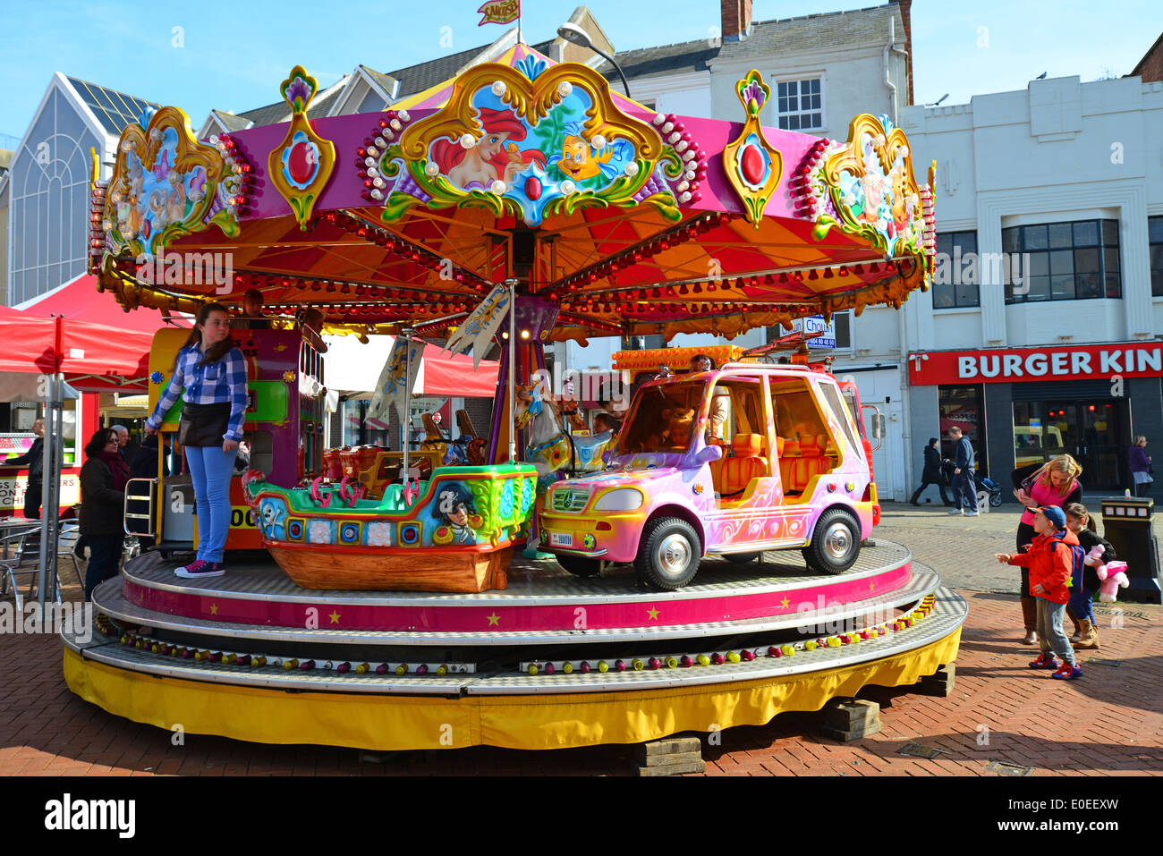 Children's carousel ride à Northampton, marché de la place du marché, Northampton, Northamptonshire, Angleterre, Royaume-Uni Banque D'Images