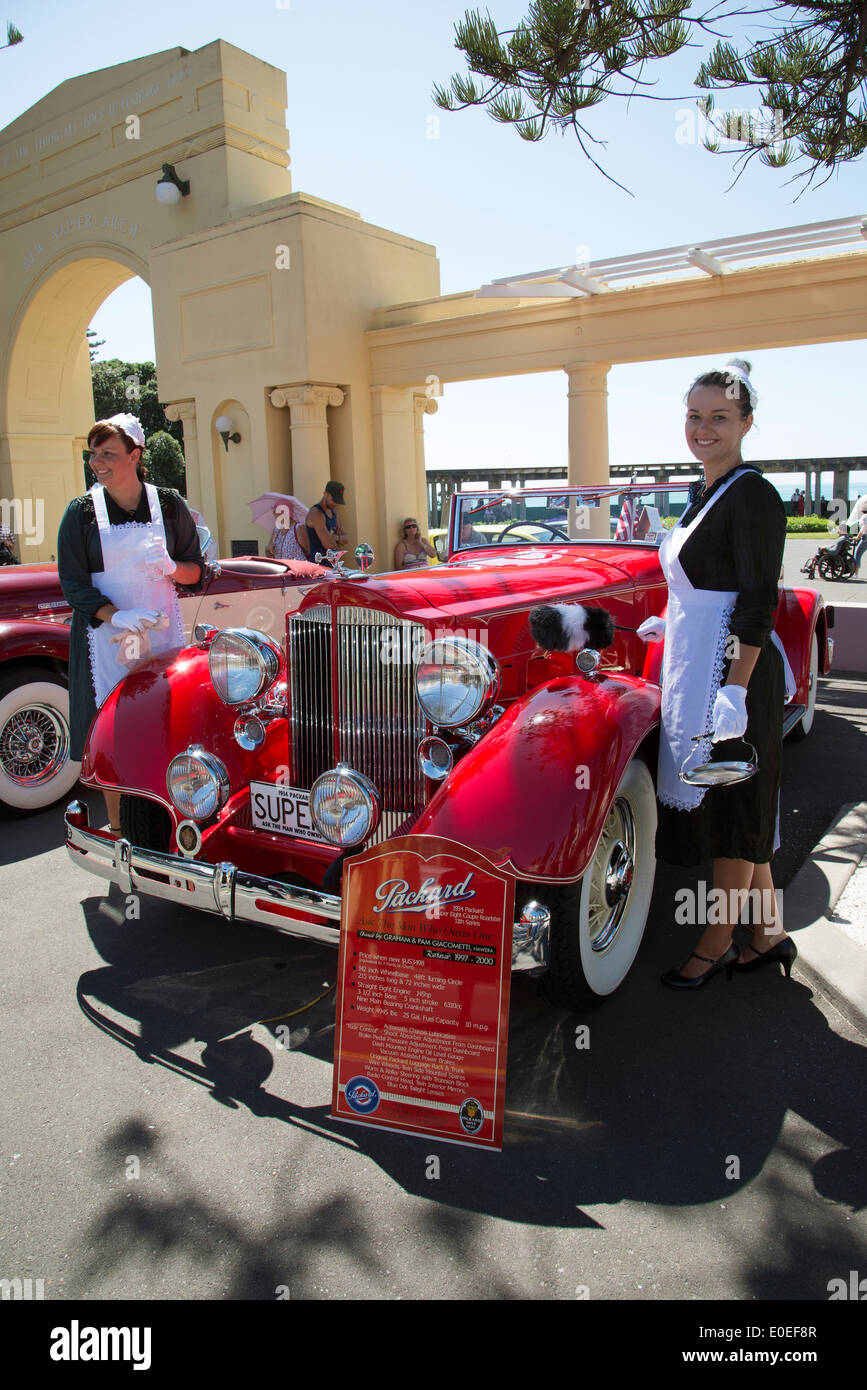 Napier, Nouvelle-Zélande un Américain rouge Packard Super 8 voiture classique et des demoiselles aux plumeaux Week-end Art Déco Banque D'Images