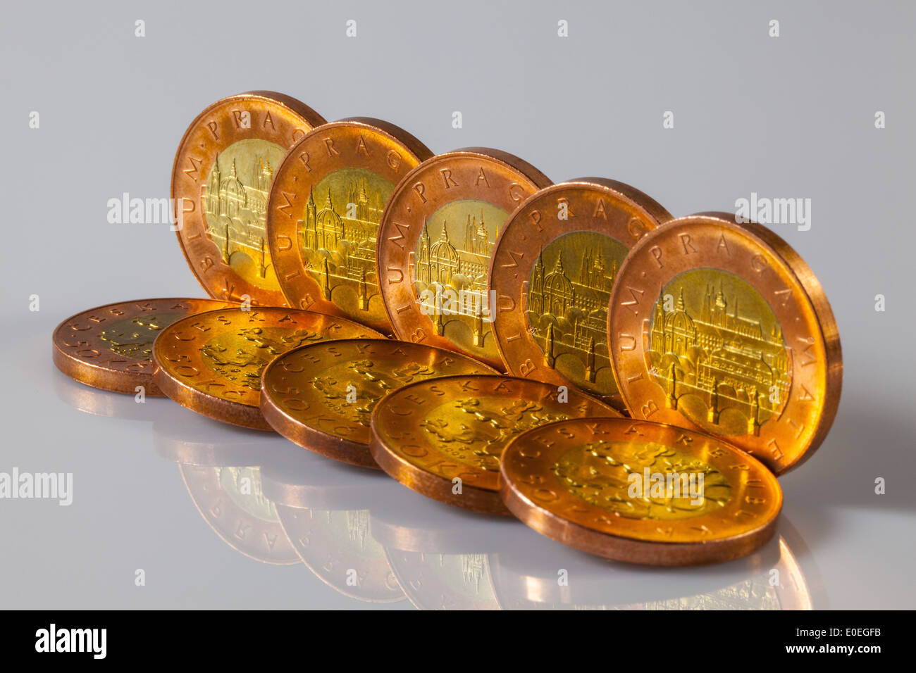 Pièces de monnaie tchèque debout sur le bureau en verre Banque D'Images