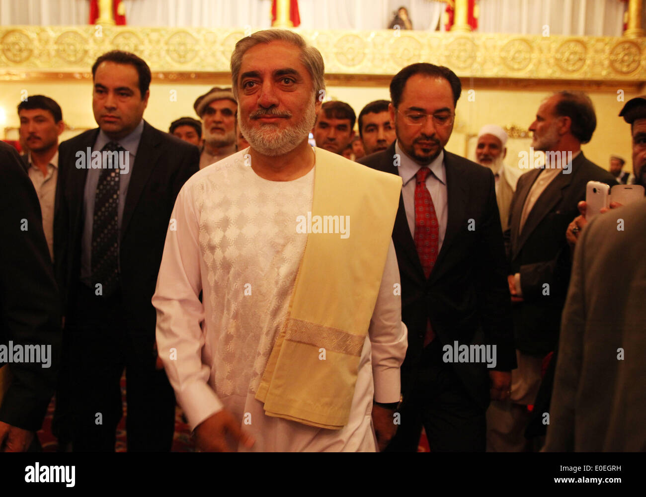 Kaboul, Afghanistan. Le 11 mai, 2014. Candidat à l'élection présidentielle afghane, Abdullah Abdullah (avant) arrive pour une conférence de presse conjointe à Kaboul, Afghanistan, le 11 mai 2014. Candidat à l'élection présidentielle afghane Zalmai Rassoul Dr qui a obtenu la troisième place dans la course après le décompte des votes, a annoncé son soutien au candidat M. Abdullah Abdullah, le dimanche. Credit : Ahmad Massoud/Xinhua/Alamy Live News Banque D'Images