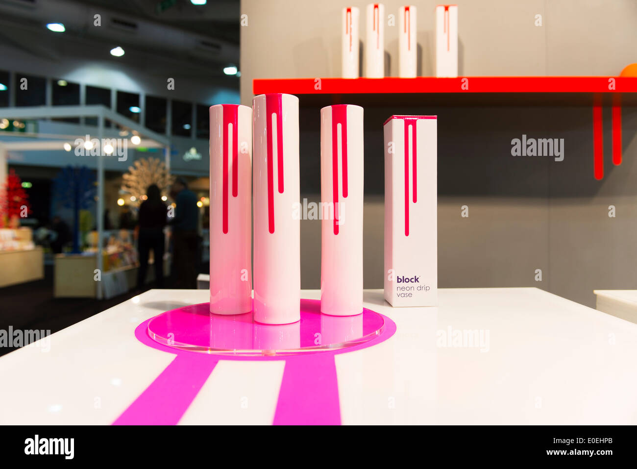 11.5.14. Earls Court, London UK. Pulse introduit de nouveaux produits et les tendances pour les détaillants. "Premier coup d'Œil" est le thème de 2014, fournissant ainsi aux acheteurs d'impulsion avec la possibilité d'être les premiers à découvrir jamais-avant-vu les produits, les tendances futures et les dernières informations du marché pour faire de votre magasin. Bloc contemporain vase sur le stand Banque D'Images