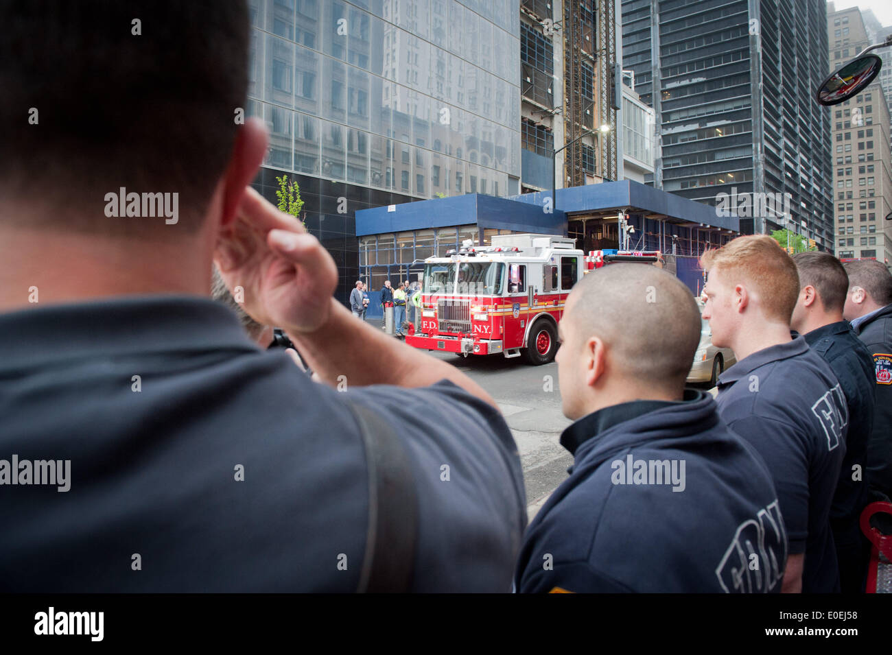 Manhattan, New York, USA. 10 mai 2014. Membres du FDNY dix pièces sur Liberty Street en face du site du World Trade Center saluer comme un camion FDNY transporte le 11 septembre 2001 les restes non identifiés à l'OCME dépôt institutionnel au site du World Trade Center, Samedi, Mai, 10, 2014. (Crédit Image : © Bryan Smith/ZUMAPRESS.com) Banque D'Images