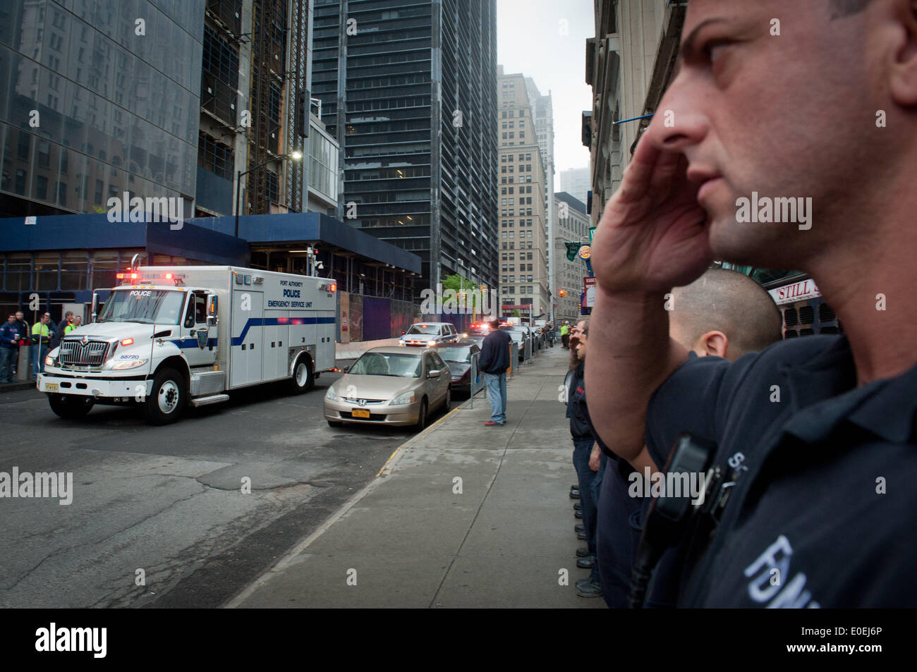 Manhattan, New York, USA. 10 mai 2014. Membres du FDNY dix pièces sur Liberty Street en face du site du World Trade Center saluer comme un Port Authority Police truck transporte le 11 septembre 2001 les restes non identifiés à l'OCME dépôt institutionnel au site du World Trade Center, Samedi, Mai, 10, 2014. (Crédit Image : © Bryan Smith/ZUMAPRESS.com) Banque D'Images