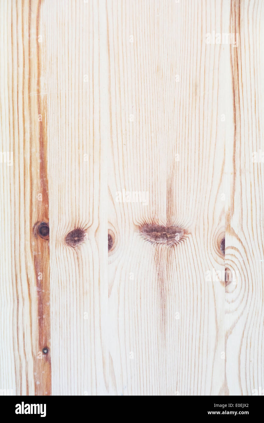 Vue détaillée d'une texture de grain de bois léger avec des nœuds de bois naturel proéminents, idéal pour les arrière-plans. Banque D'Images