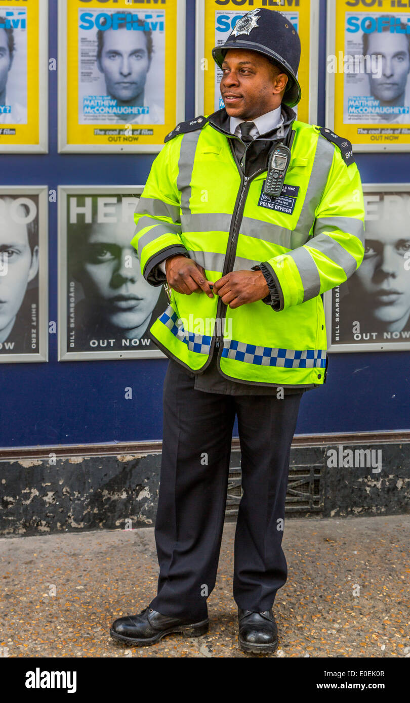 Un sympathique officier de police métropolitaine de couleur, sur le battement dans le West End de Londres Angleterre Royaume-Uni Banque D'Images