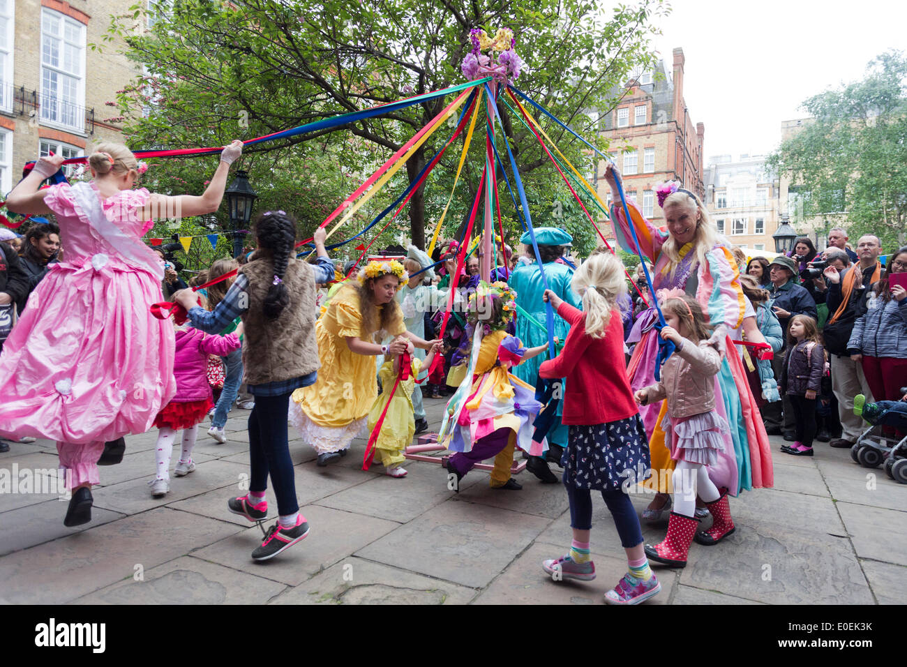 Covent Garden, Londres, Royaume-Uni. 11 mai 2014. Maypole dance. Le Covent Garden peut Fayre et Festival de la marionnette a lieu à l'église St Paul. Credit : Nick Savage/Alamy Live News Banque D'Images
