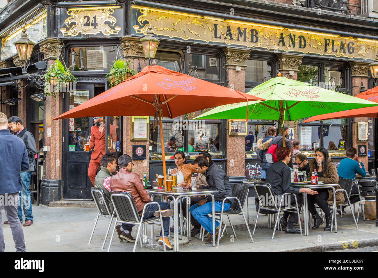 Une vue extérieure de l'agneau et d'un drapeau, Pub St James, Londres Banque D'Images