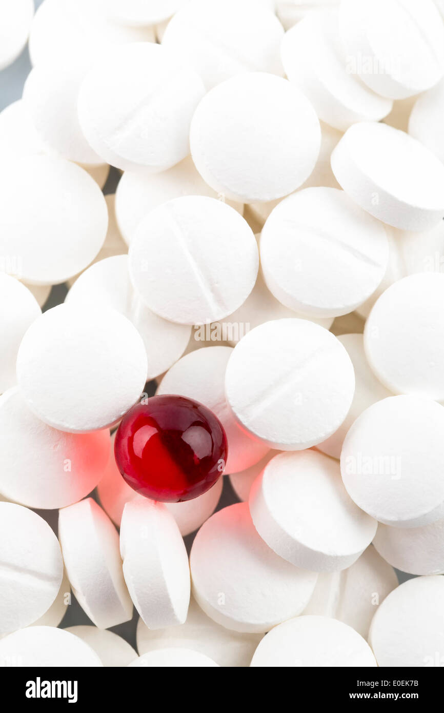 Les comprimés de couleur et blanc, photo symbolique pour la médecine, remède et tablette la dépendance, Weisse und bunte Tabletten, Symbolfoto fue Banque D'Images