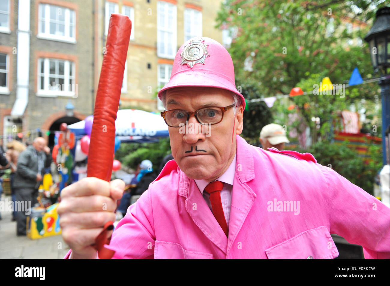 Covent Garden, Londres, Royaume-Uni. 11 mai 2014. Un policier en service au Peut Fayre à Covent Garden. Crédit : Matthieu Chattle/Alamy Live News Banque D'Images
