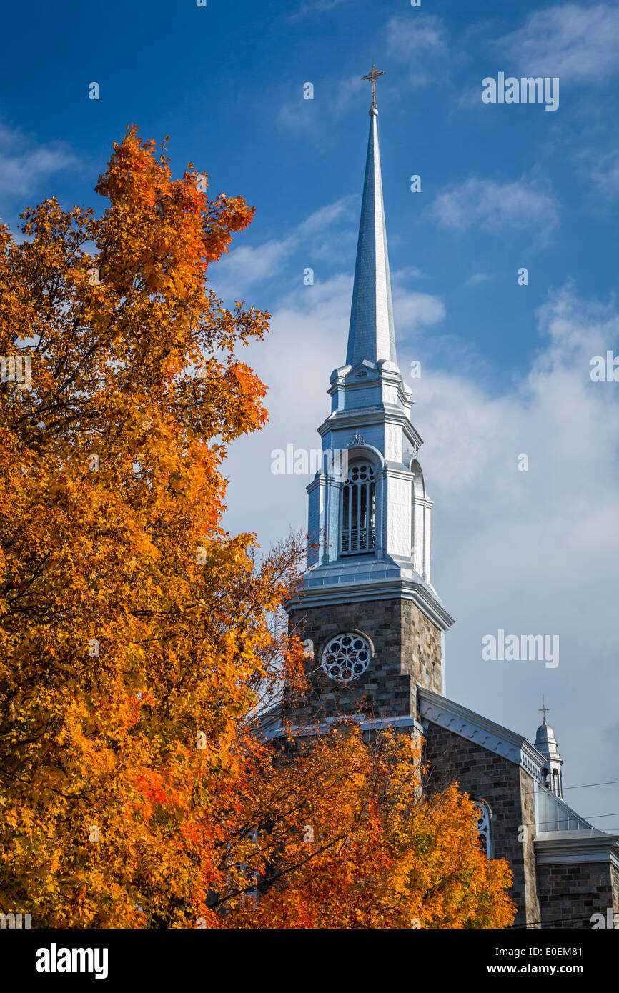 Un clocher de l'église avec la couleur des feuilles d'automne dans les Cantons de l'est village de Saint Joseph, Québec, Canada. Banque D'Images Un clocher de l'église avec la couleur des feuilles d'automne dans les Cantons de l'est village de Saint Joseph, Québec, Canada. Banque D'Images