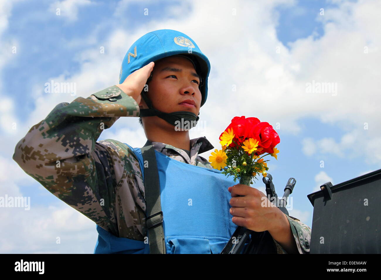 Beiruit. Le 11 mai, 2014. Un soldat chinois salue dans le sens de la Chine au camp militaire au Liban, le 11 mai 2014. Le 12ème lot de casques bleus chinois ont célébré la Fête des mères dimanche. Credit : Wang Yanbo/Xinhua/Alamy Live News Banque D'Images