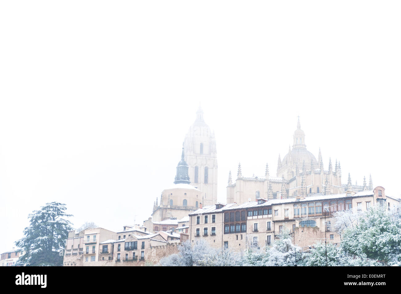 La cathédrale de Ségovie et de la ville dans l'hiver de la neige et du brouillard, de la région autonome de Castille et León, province de Ségovie, Espagne Banque D'Images