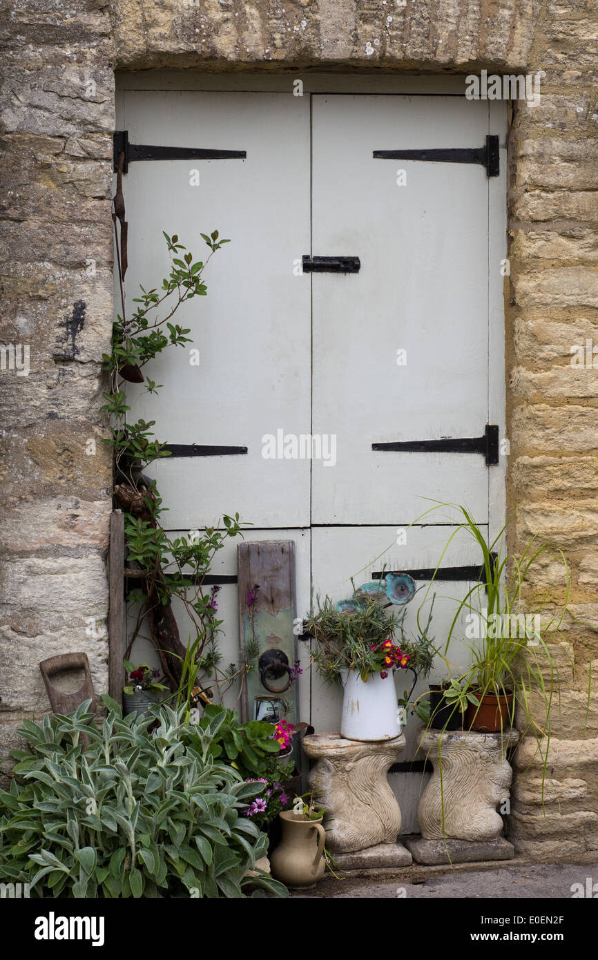 Porte en bois fermée avec un assortiment d'ornements de jardinage Banque D'Images