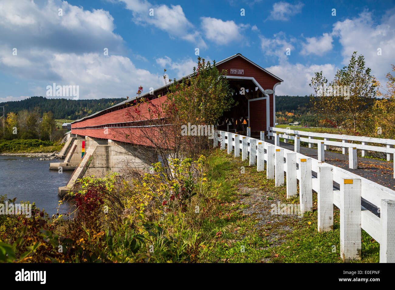Le pont couvert Perrault près du village de Beauceville, Québec, Canada. Banque D'Images