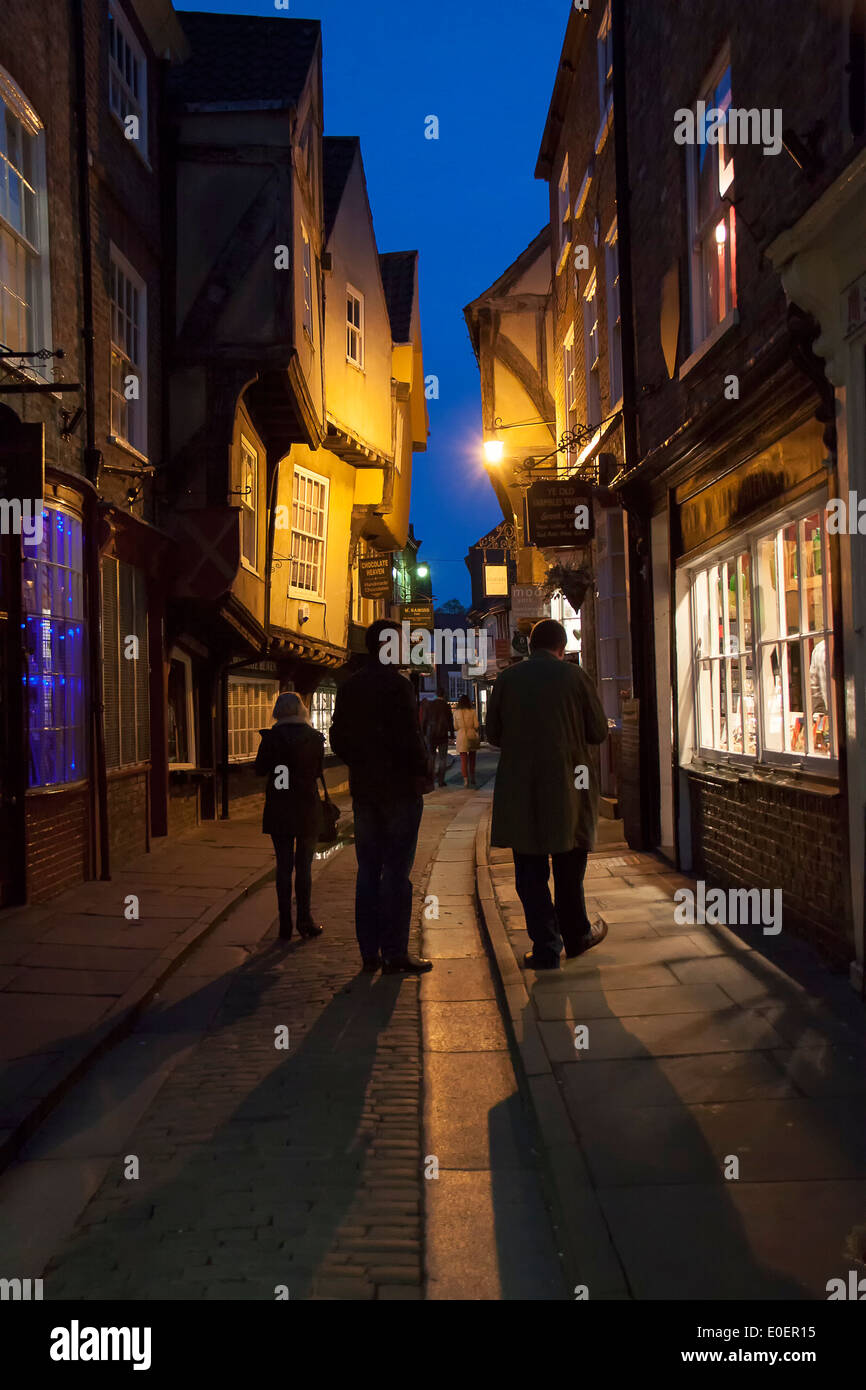 Le fameux 'Shambles' à York, en Angleterre dans la nuit. L'une des plus anciennes et certainement la plus belle rue de la ville historique. Banque D'Images