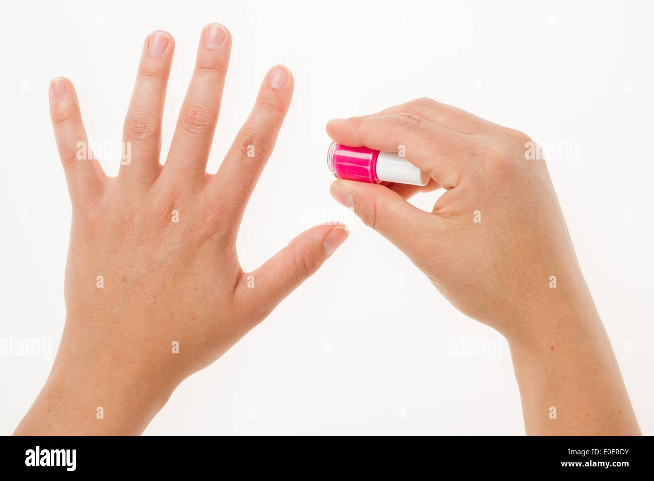 Les ongles Peinture émail rose avec gros plan sur fond blanc Banque D'Images